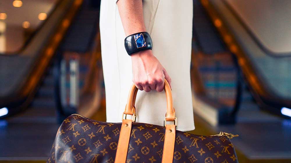 Como combinar um look com bolsa Louis Vuitton